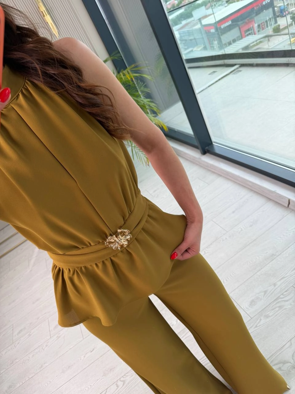 Yağ%20Yeşili%20Broşlu%20Halter%20Yaka%20Krep%20Kumaş%20Tulum
