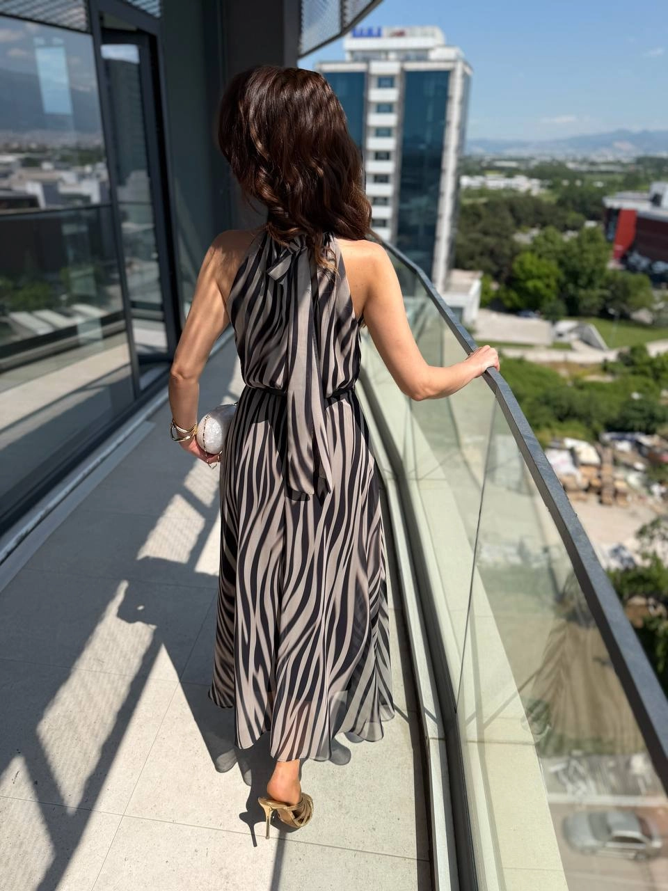 Halter%20Yaka%20Kemer%20Detaylı%20Astarlı%20Şifon%20Elbise