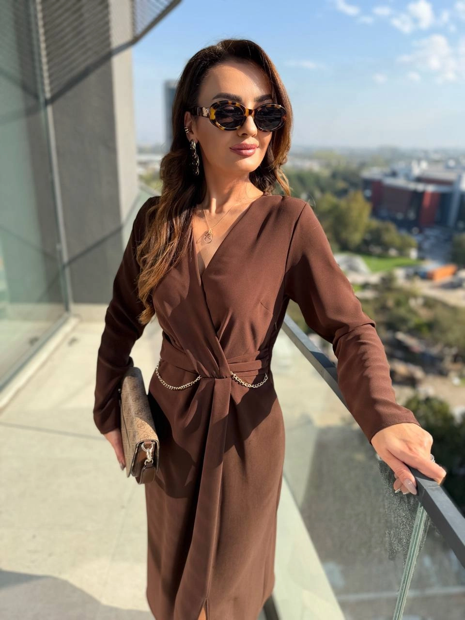 Kahverengi%20Bel%20Zincir%20Detay%20İpekli%20Krep%20Kumaş%20Elbise
