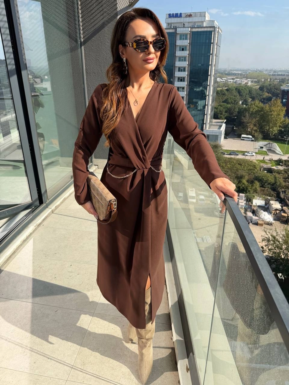 Kahverengi%20Bel%20Zincir%20Detay%20İpekli%20Krep%20Kumaş%20Elbise