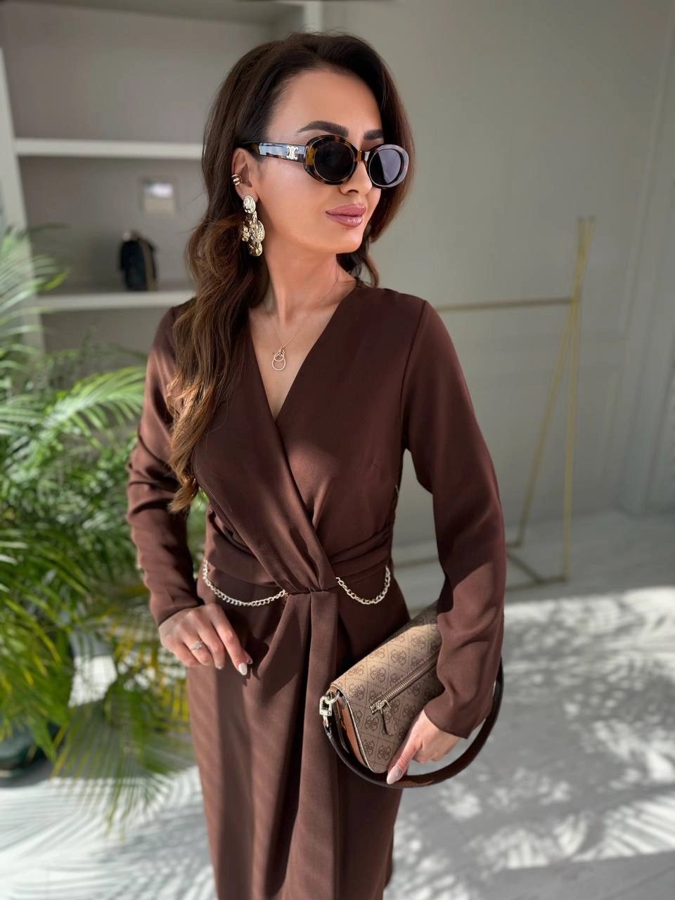 Kahverengi%20Bel%20Zincir%20Detay%20İpekli%20Krep%20Kumaş%20Elbise