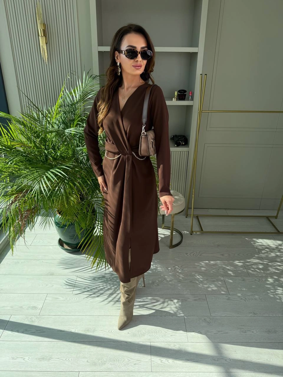 Kahverengi%20Bel%20Zincir%20Detay%20İpekli%20Krep%20Kumaş%20Elbise