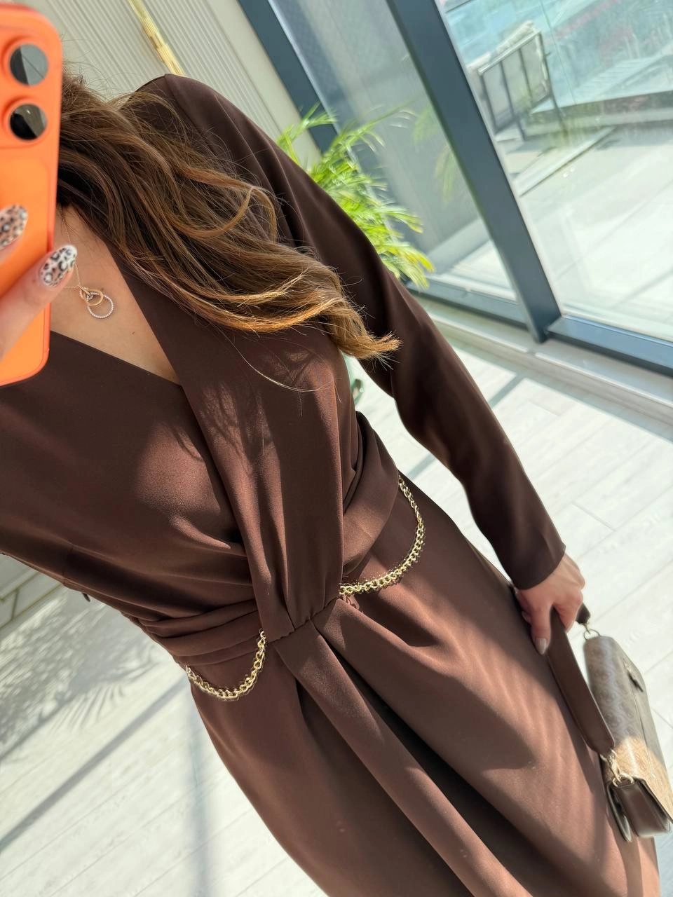 Kahverengi%20Bel%20Zincir%20Detay%20İpekli%20Krep%20Kumaş%20Elbise
