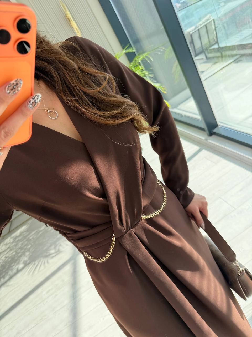 Kahverengi%20Bel%20Zincir%20Detay%20İpekli%20Krep%20Kumaş%20Elbise