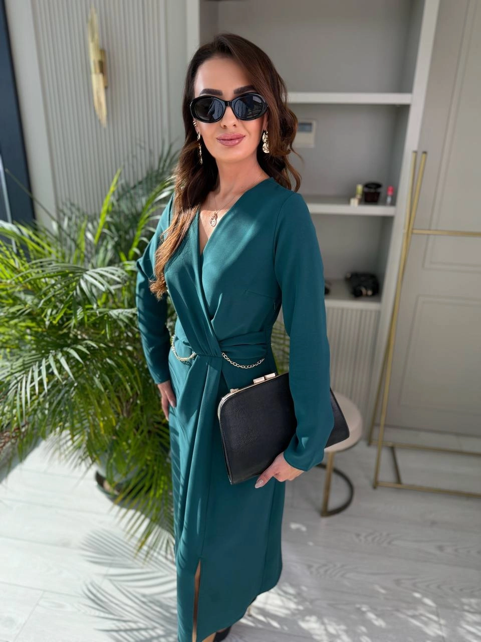 Zümrüt%20Yeşili%20Bel%20Zincir%20Detay%20İpekli%20Krep%20Kumaş%20Elbise