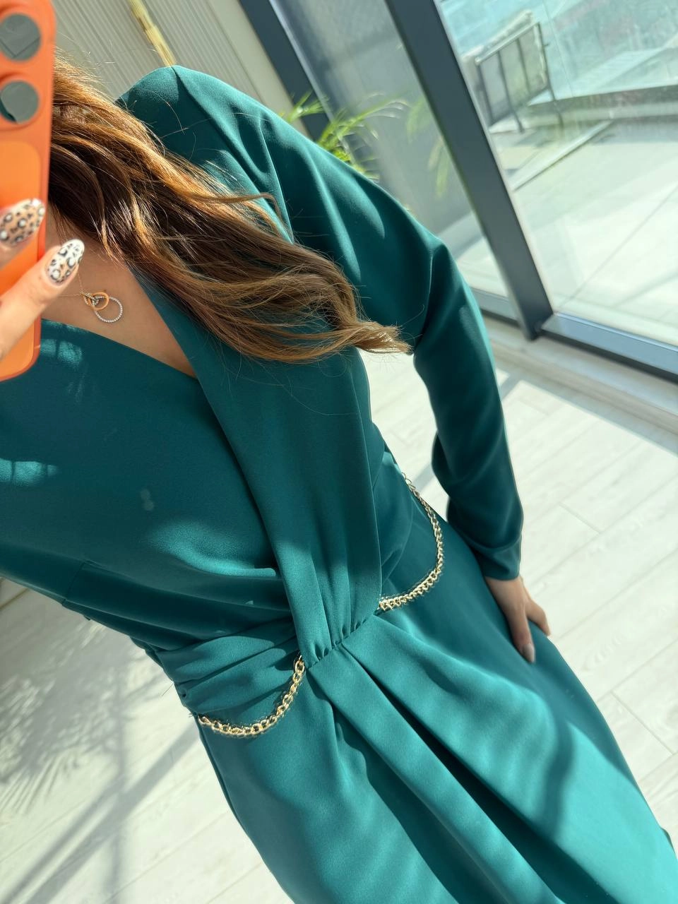 Zümrüt%20Yeşili%20Bel%20Zincir%20Detay%20İpekli%20Krep%20Kumaş%20Elbise