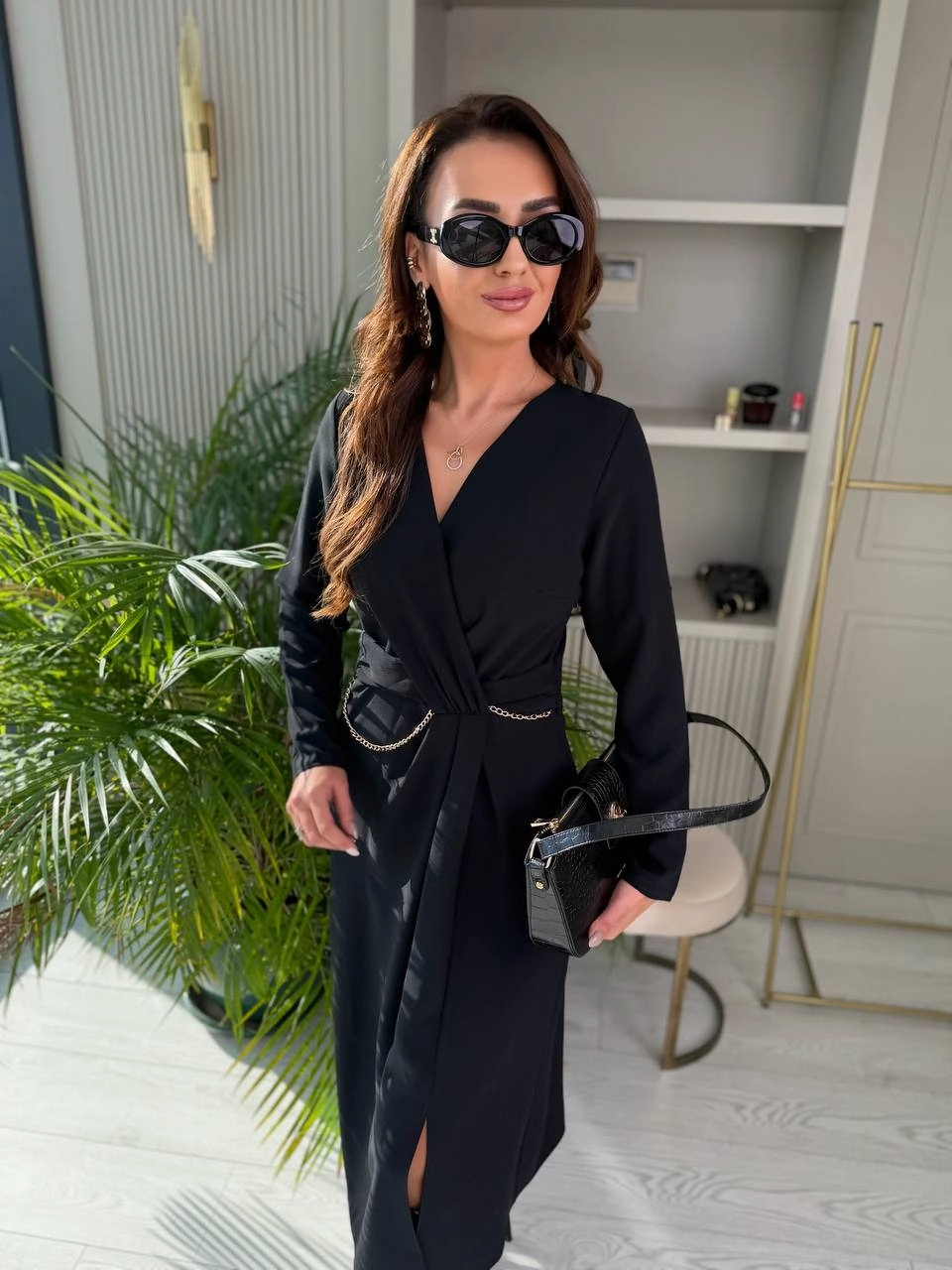 Siyah%20Bel%20Zincir%20Detay%20İpekli%20Krep%20Kumaş%20Elbise