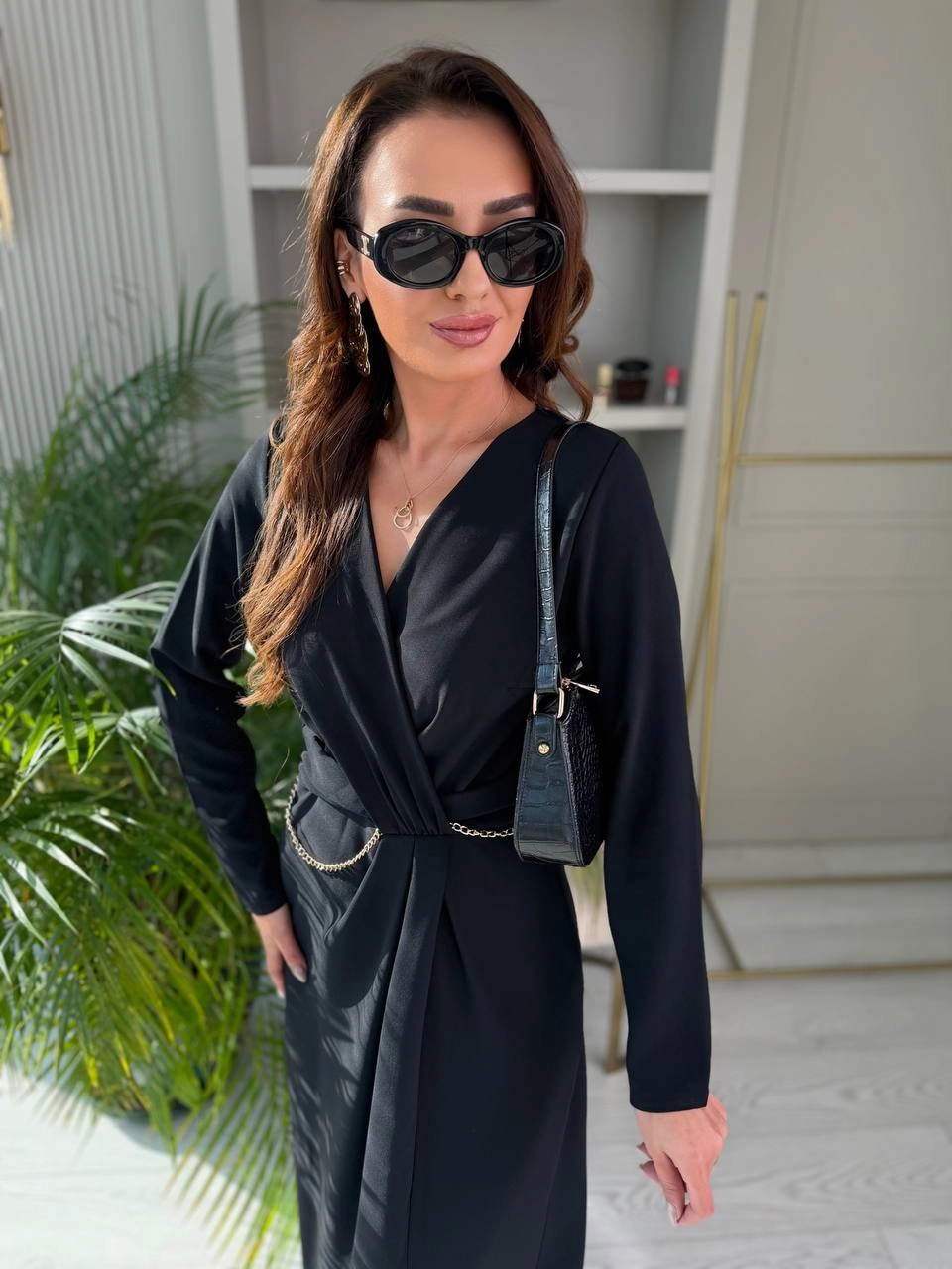 Siyah%20Bel%20Zincir%20Detay%20İpekli%20Krep%20Kumaş%20Elbise