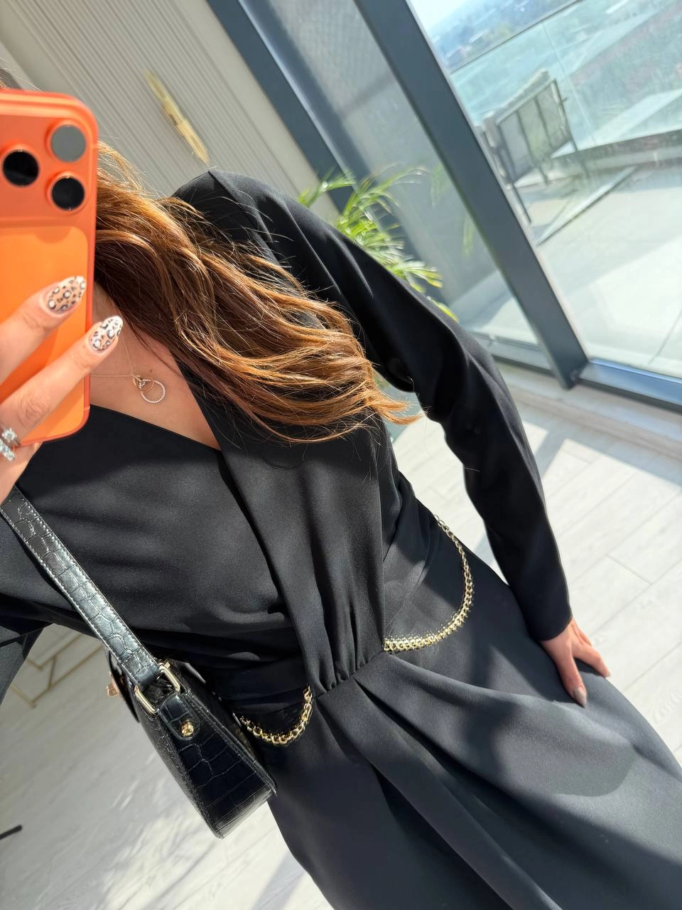 Siyah%20Bel%20Zincir%20Detay%20İpekli%20Krep%20Kumaş%20Elbise