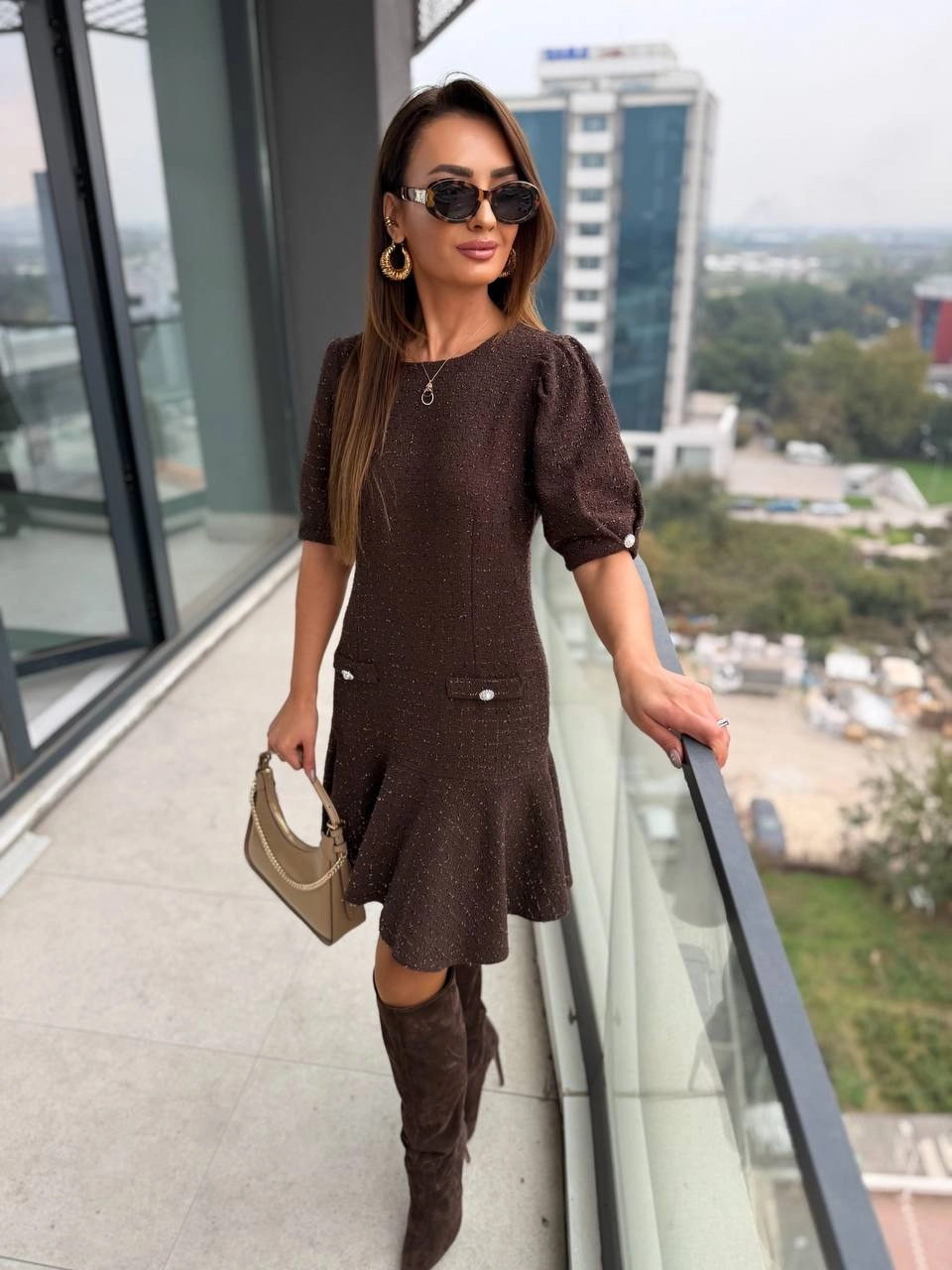 Kahverengi%20Kol%20Detay%20İnci%20Düğmeli%20Tuvid%20Kumaş%20Elbise