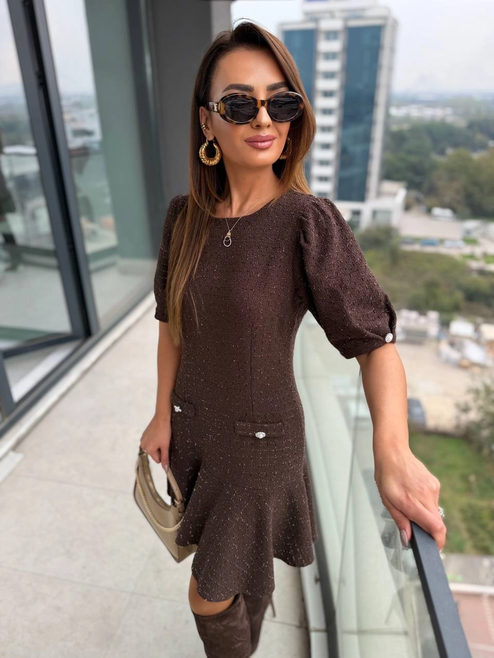 Kahverengi%20Kol%20Detay%20İnci%20Düğmeli%20Tuvid%20Kumaş%20Elbise