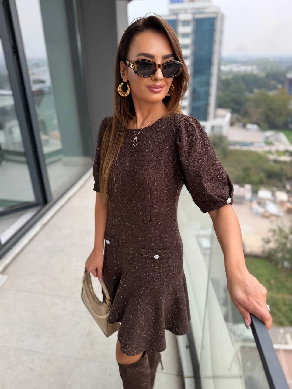 Kahverengi%20Kol%20Detay%20İnci%20Düğmeli%20Tuvid%20Kumaş%20Elbise
