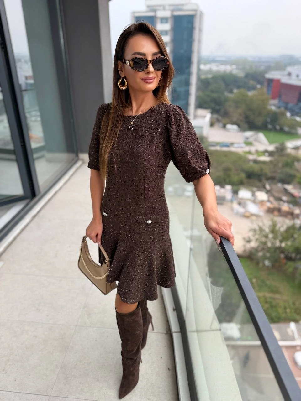 Kahverengi%20Kol%20Detay%20İnci%20Düğmeli%20Tuvid%20Kumaş%20Elbise