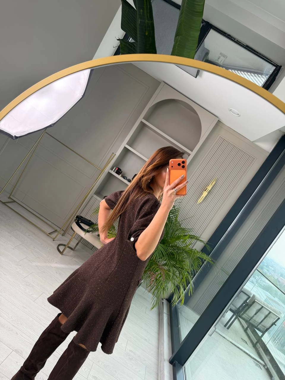 Kahverengi%20Kol%20Detay%20İnci%20Düğmeli%20Tuvid%20Kumaş%20Elbise