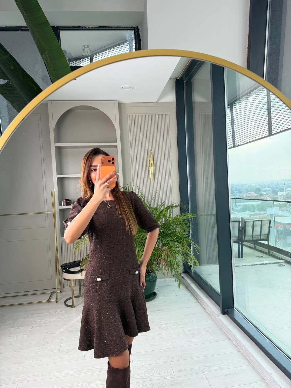 Kahverengi%20Kol%20Detay%20İnci%20Düğmeli%20Tuvid%20Kumaş%20Elbise