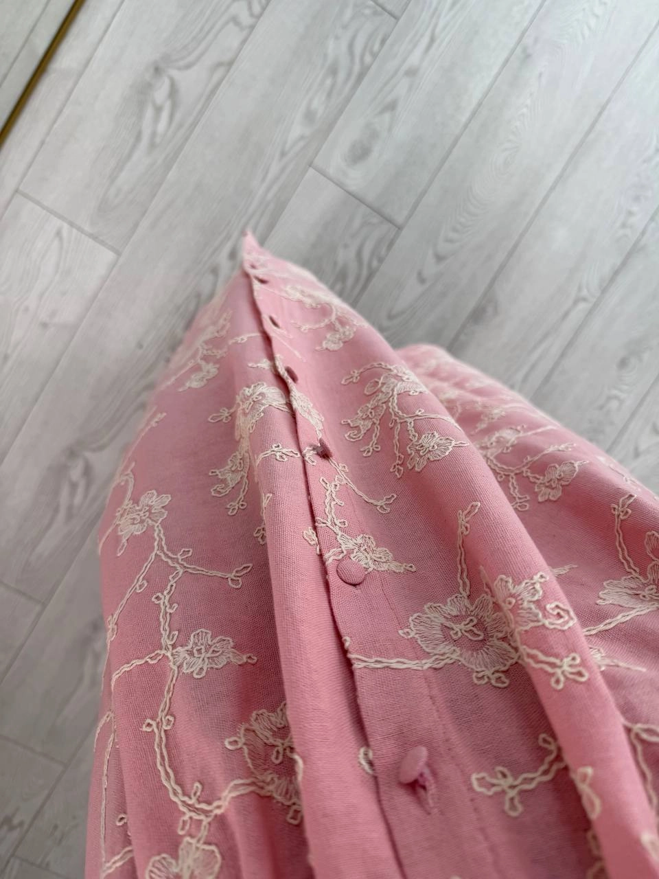 Pembe%20%100%20Keten%20Bebe%20Yaka%20Balon%20Kol%20Astarlı%20Kemerli%20Nakış%20Detaylı%20Elbise