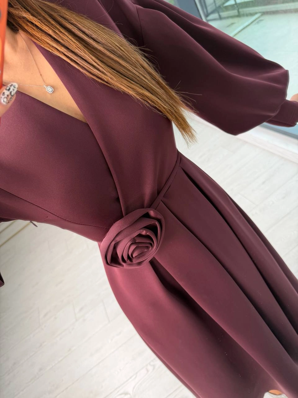 Bordo%20Gül%20Detaylı%20Scuba%20Kumaş%20Elbise