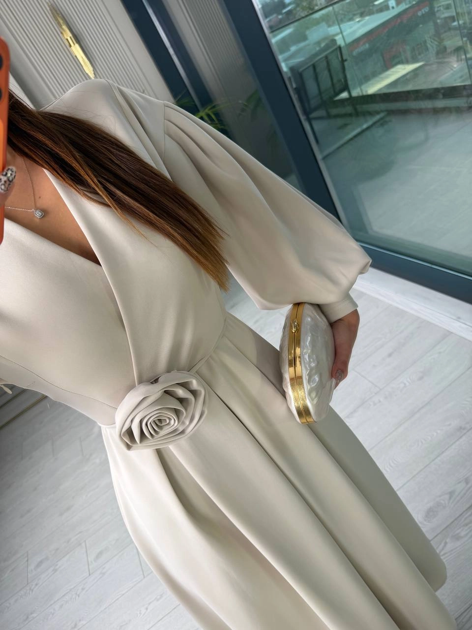 Bej%20Gül%20Detaylı%20Scuba%20Kumaş%20Elbise