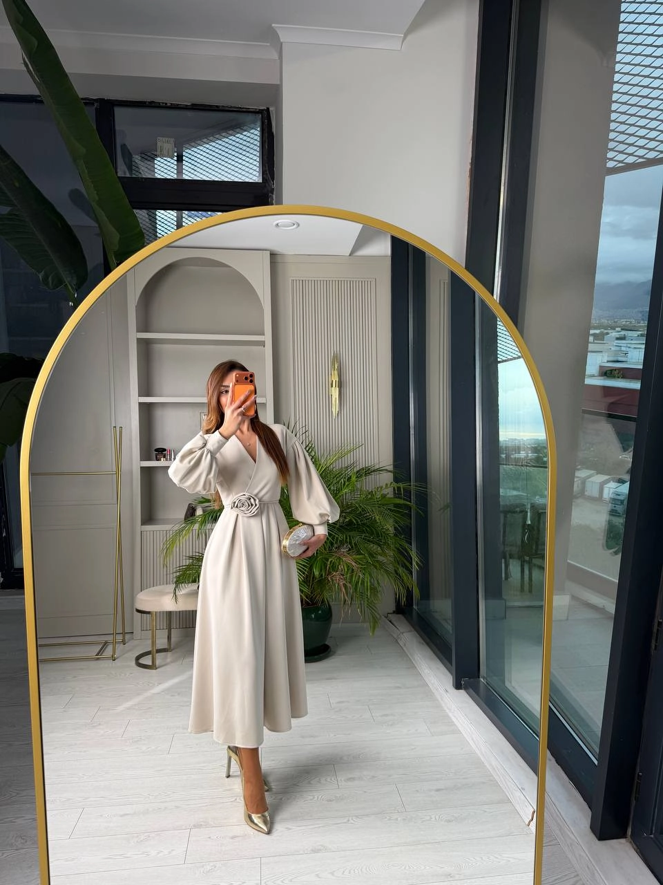 Bej%20Gül%20Detaylı%20Scuba%20Kumaş%20Elbise