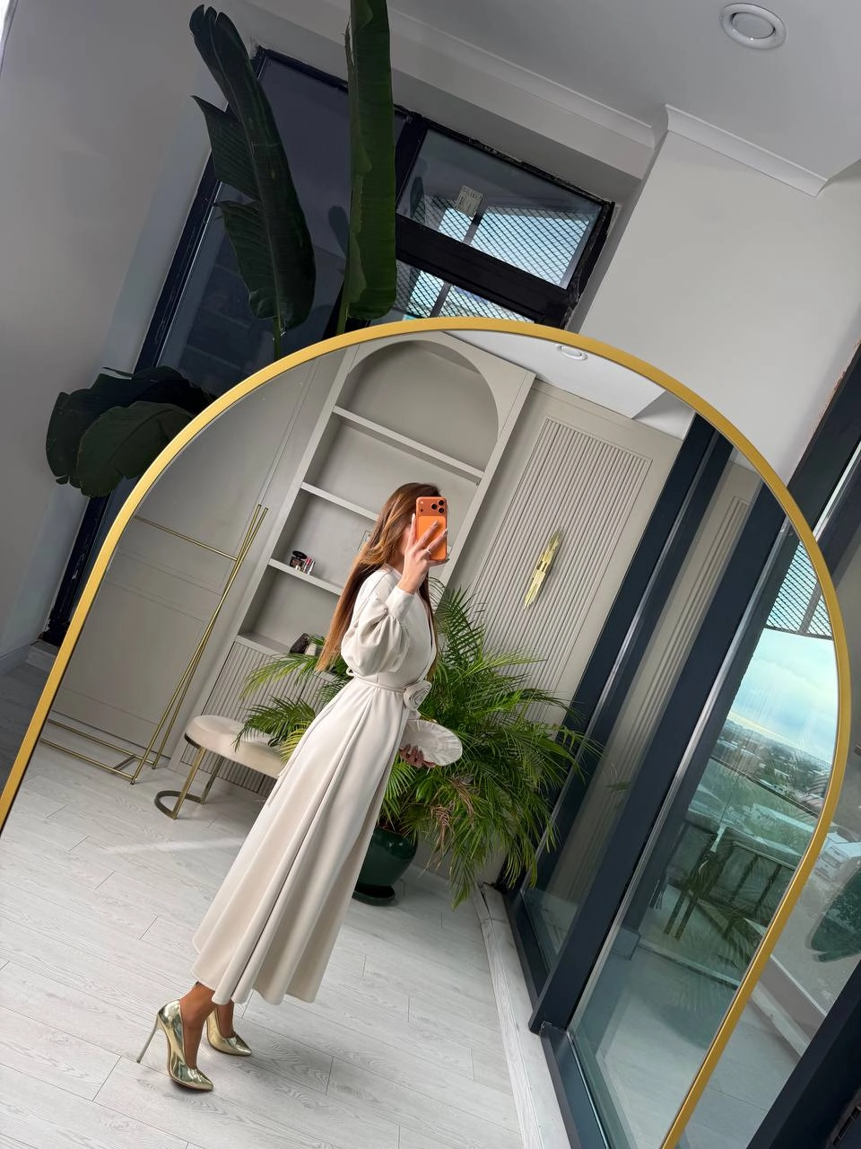 Bej%20Gül%20Detaylı%20Scuba%20Kumaş%20Elbise