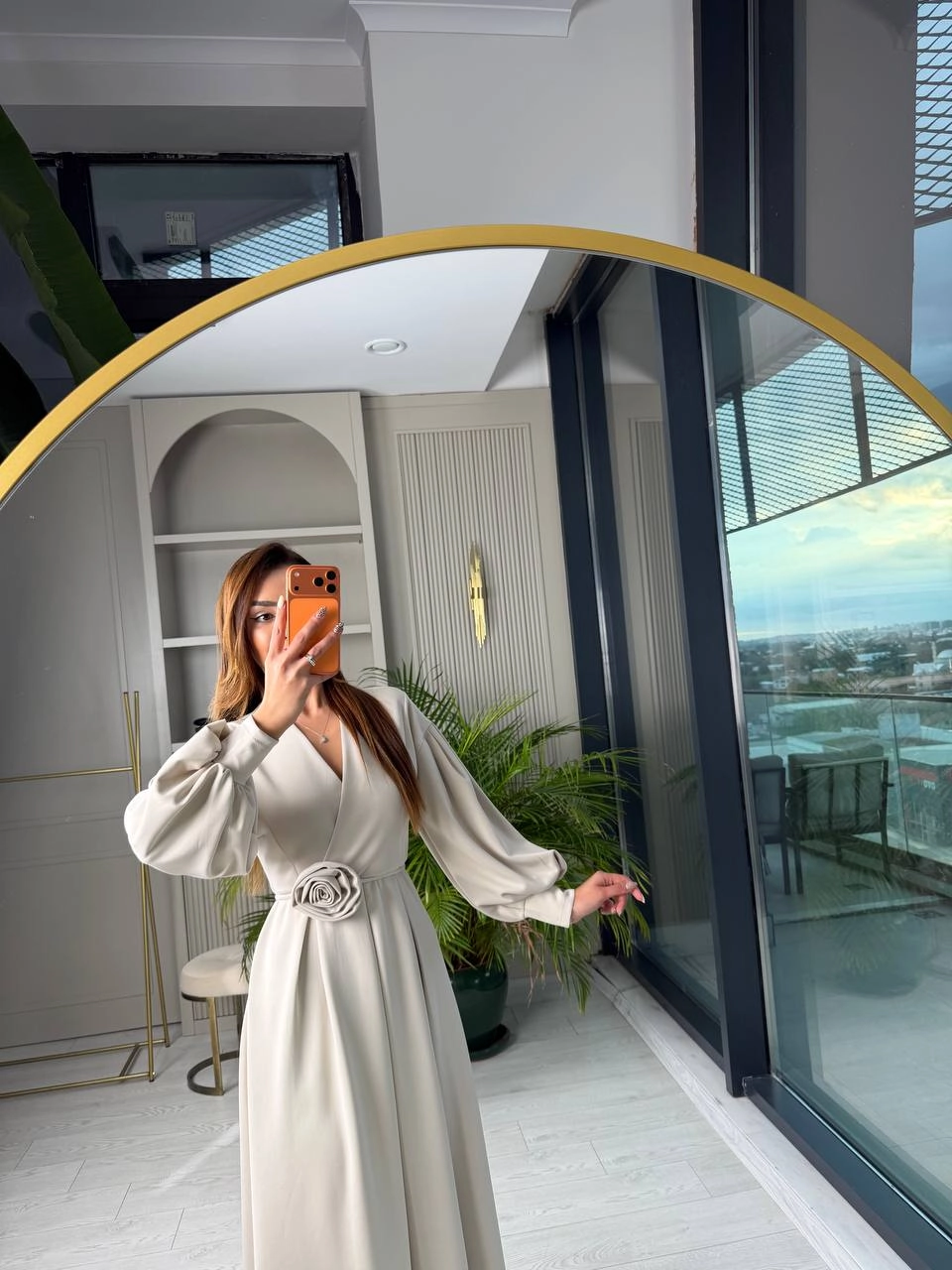 Bej%20Gül%20Detaylı%20Scuba%20Kumaş%20Elbise