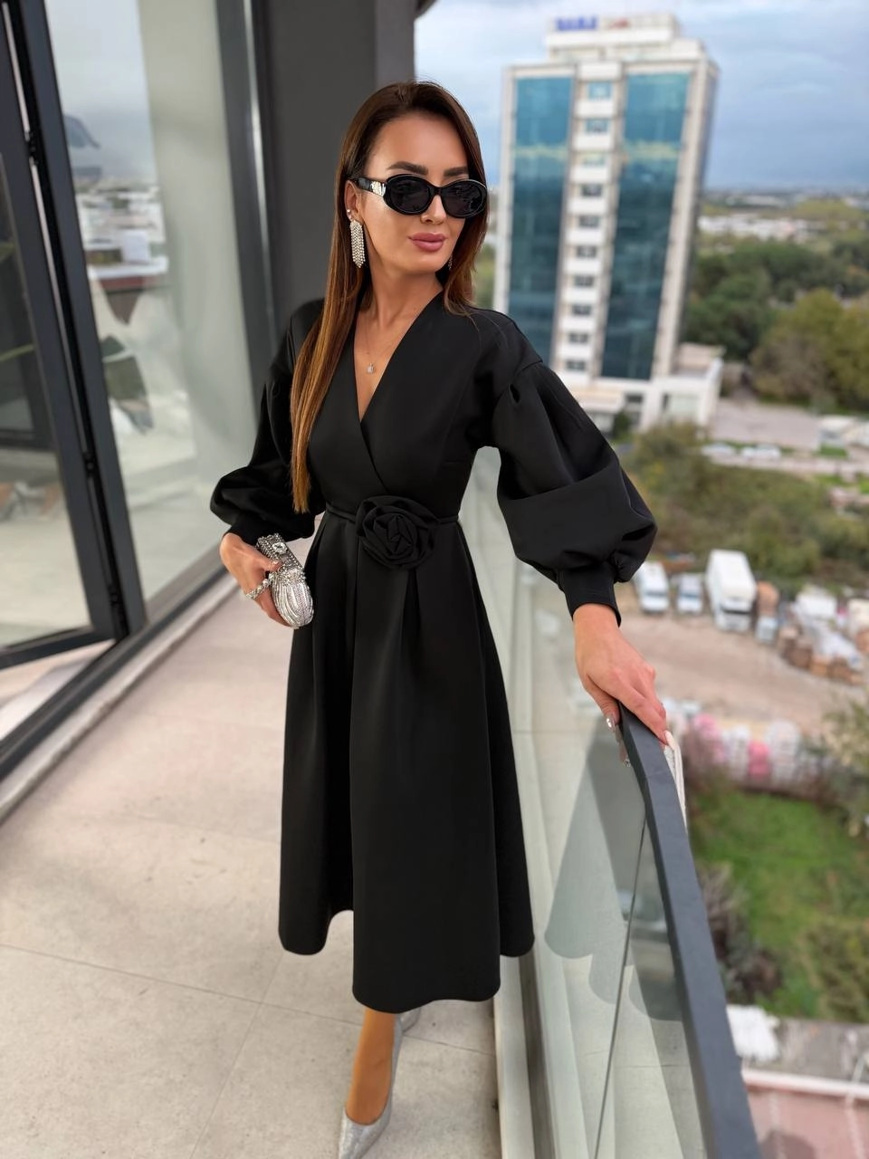 Siyah%20Gül%20Detaylı%20Scuba%20Kumaş%20Elbise