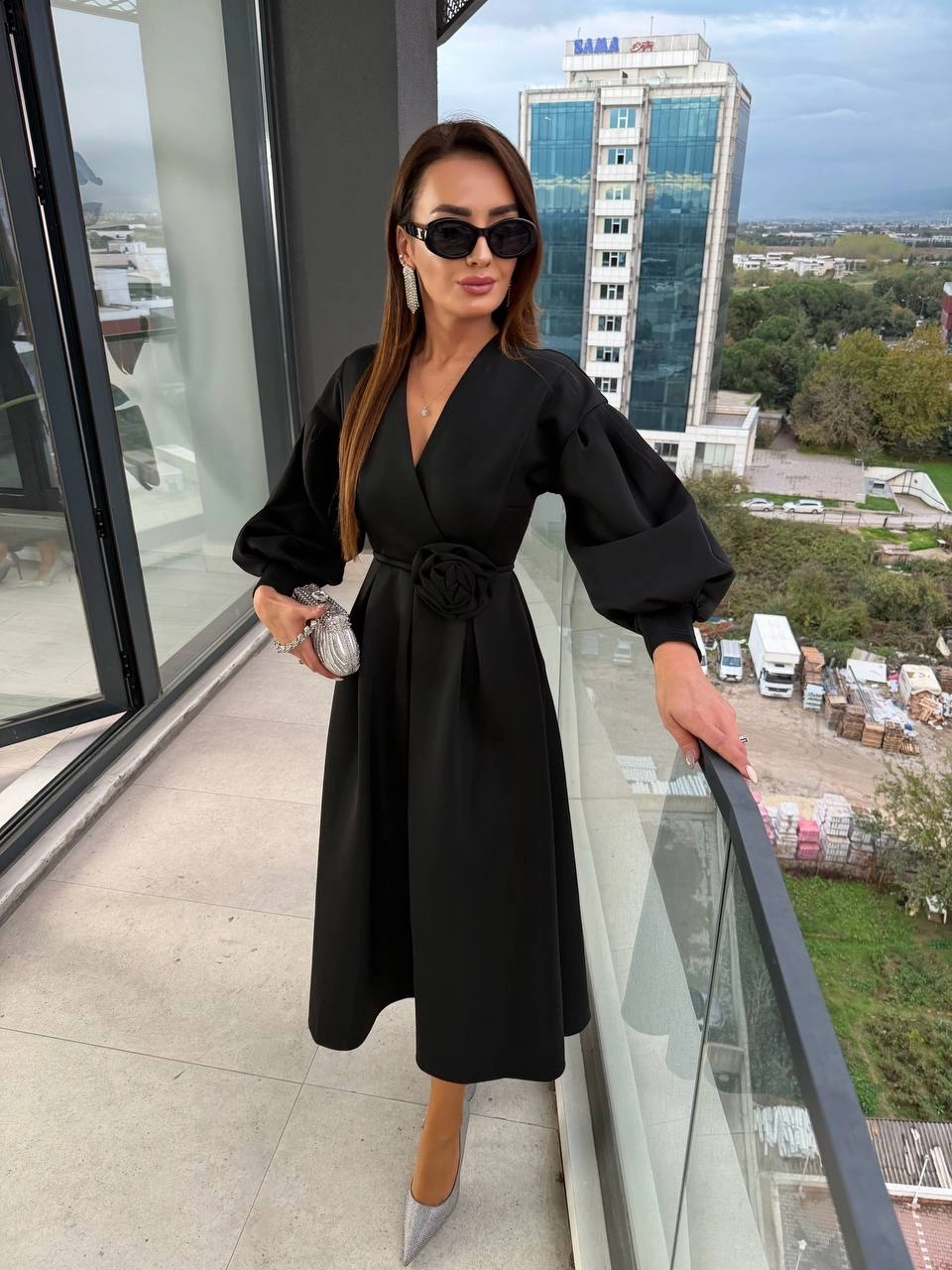 Siyah%20Gül%20Detaylı%20Scuba%20Kumaş%20Elbise