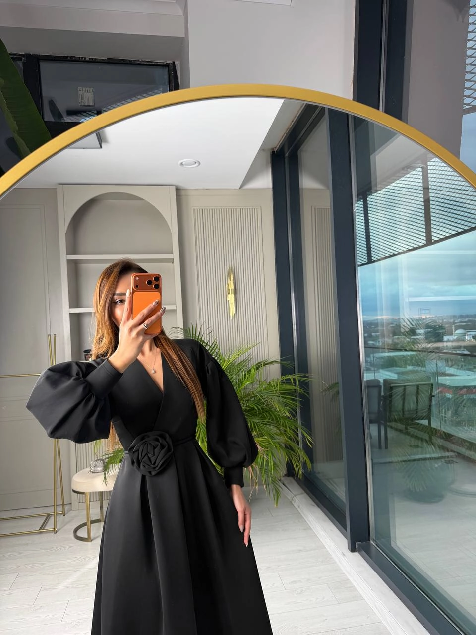 Siyah%20Gül%20Detaylı%20Scuba%20Kumaş%20Elbise