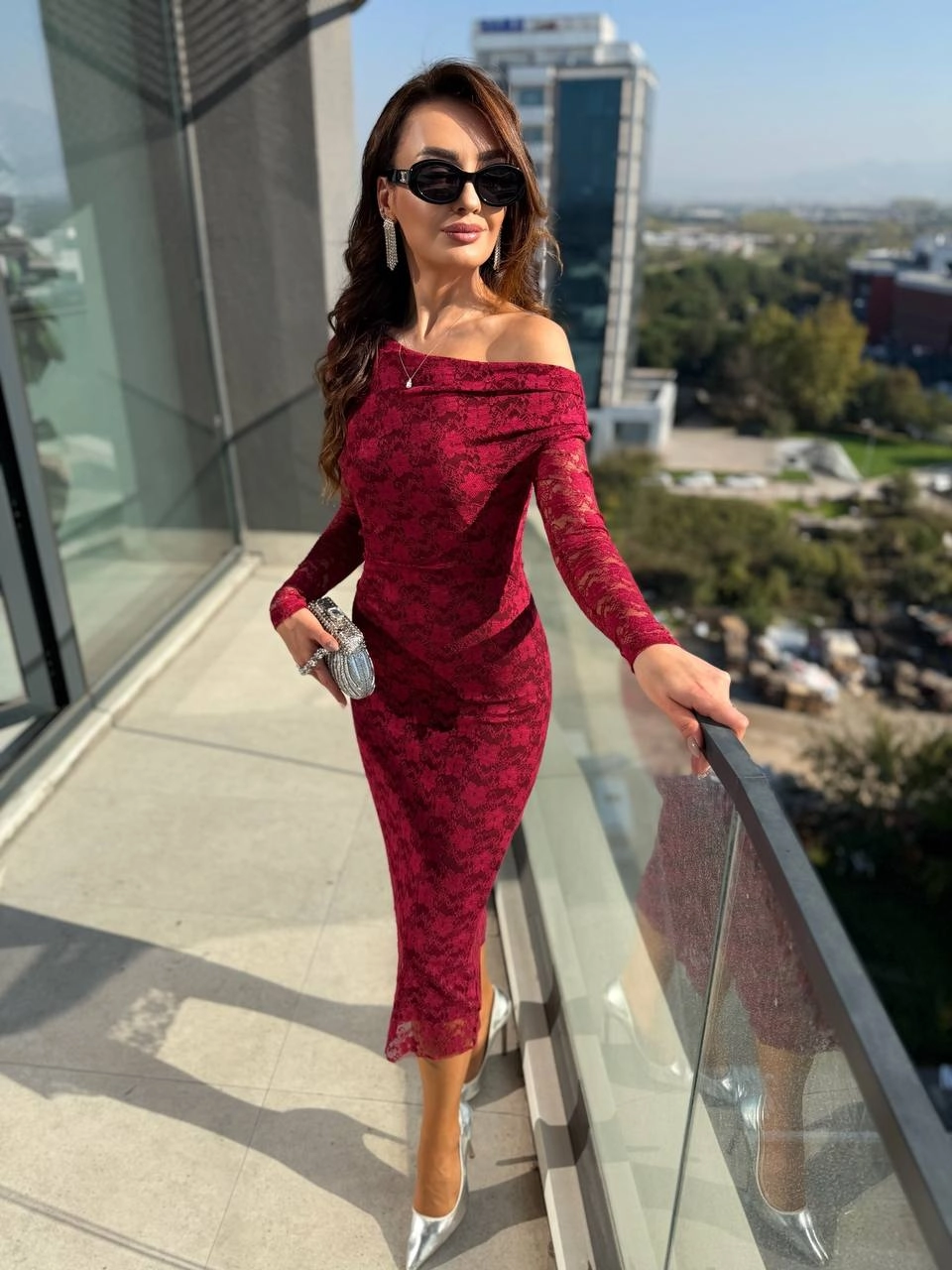 Bordo%20Astarlı%20Omuz%20Detaylı%20Likralı%20Dantel%20Elbise