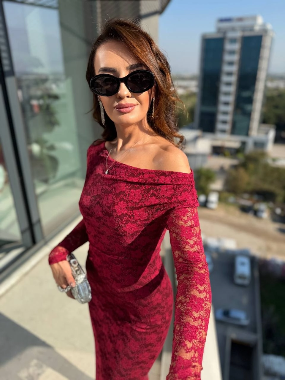 Bordo%20Astarlı%20Omuz%20Detaylı%20Likralı%20Dantel%20Elbise