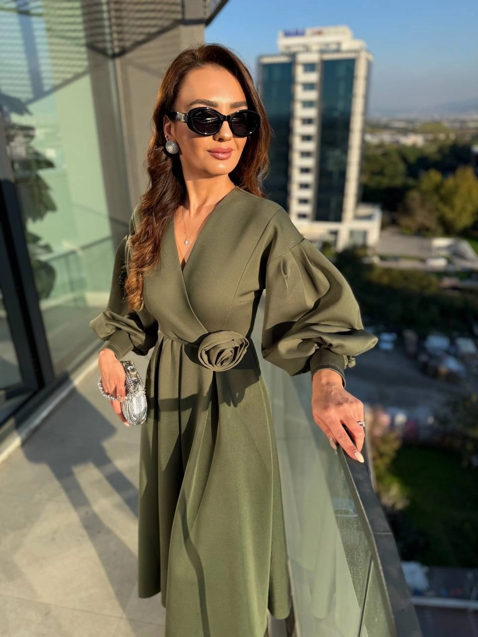 Haki%20Gül%20Detaylı%20Scuba%20Kumaş%20Elbise