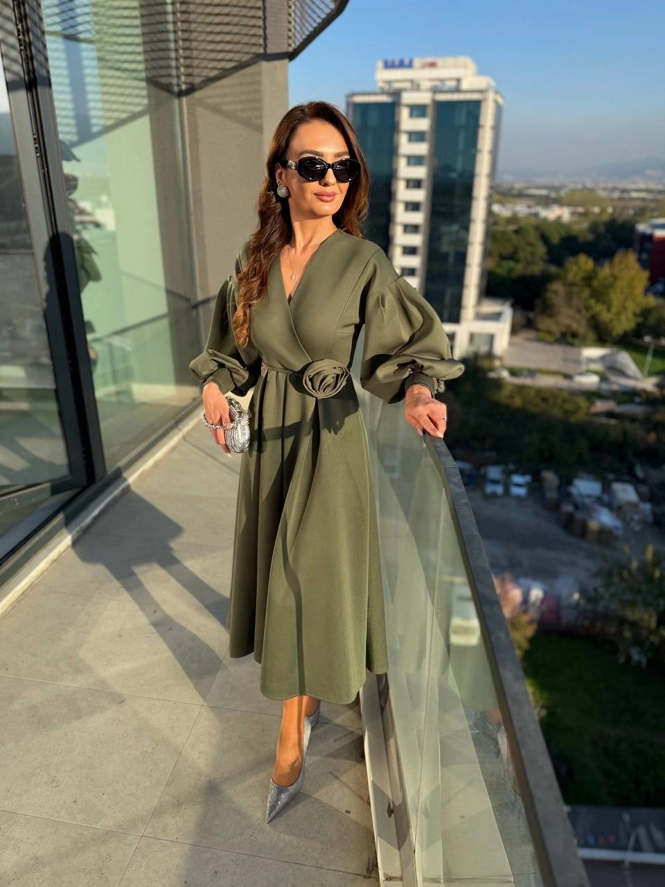 Haki%20Gül%20Detaylı%20Scuba%20Kumaş%20Elbise