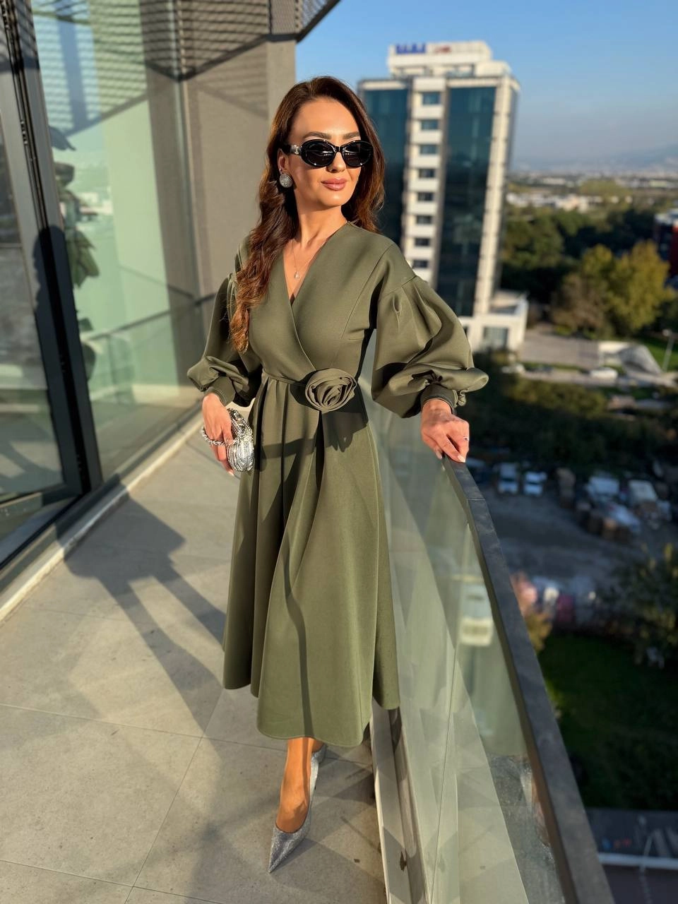 Haki%20Gül%20Detaylı%20Scuba%20Kumaş%20Elbise