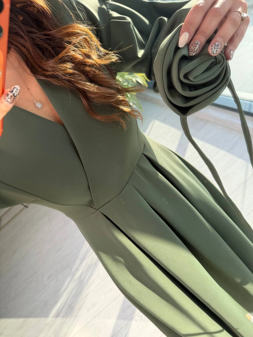 Haki%20Gül%20Detaylı%20Scuba%20Kumaş%20Elbise