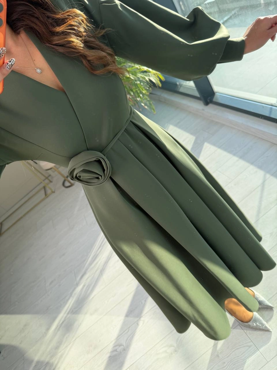 Haki%20Gül%20Detaylı%20Scuba%20Kumaş%20Elbise