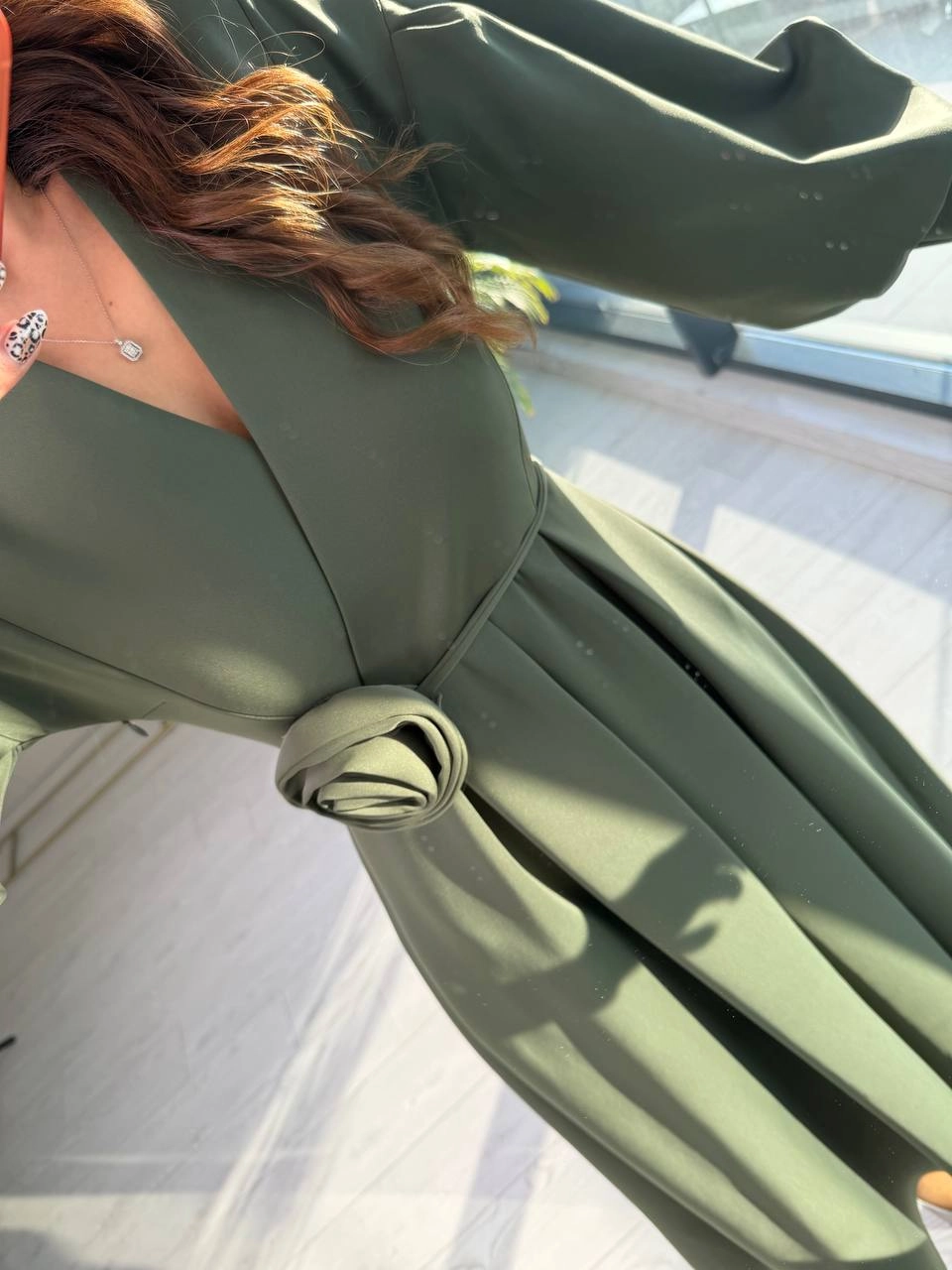 Haki%20Gül%20Detaylı%20Scuba%20Kumaş%20Elbise