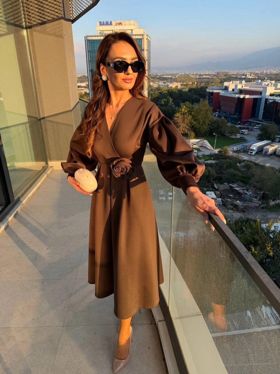 Kahverengi%20Gül%20Detaylı%20Scuba%20Kumaş%20Elbise