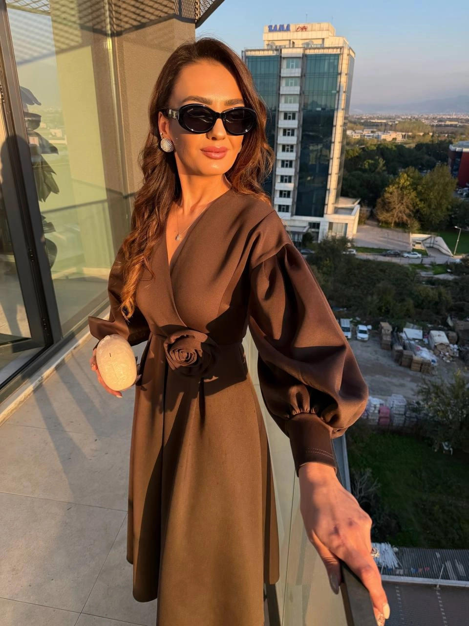 Kahverengi%20Gül%20Detaylı%20Scuba%20Kumaş%20Elbise