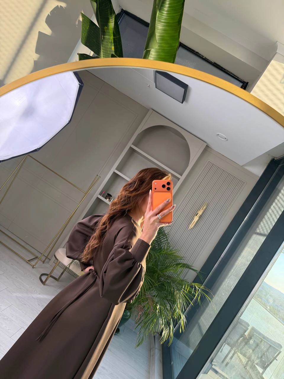 Kahverengi%20Gül%20Detaylı%20Scuba%20Kumaş%20Elbise