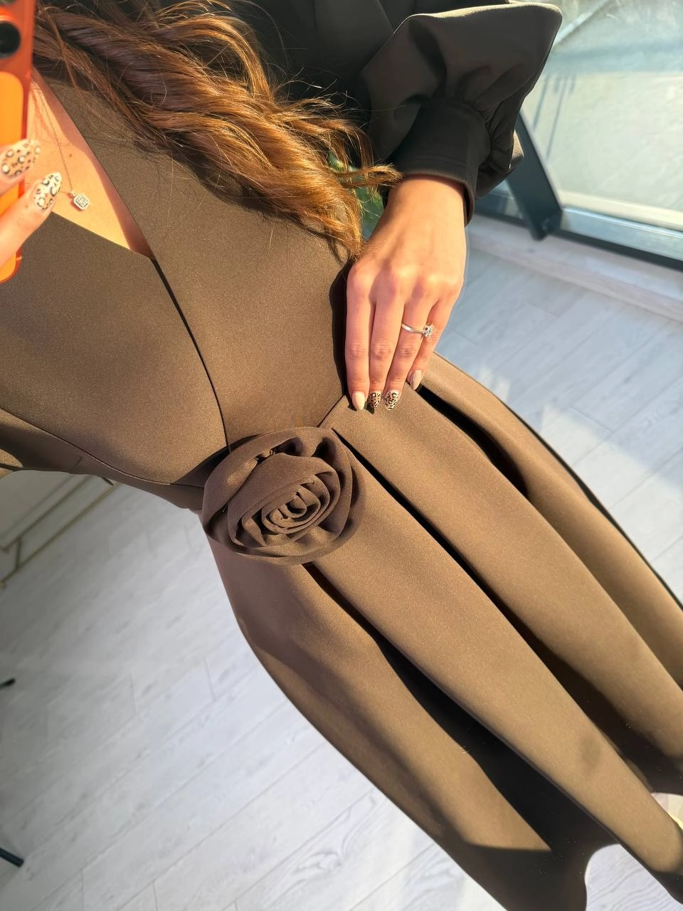 Kahverengi%20Gül%20Detaylı%20Scuba%20Kumaş%20Elbise