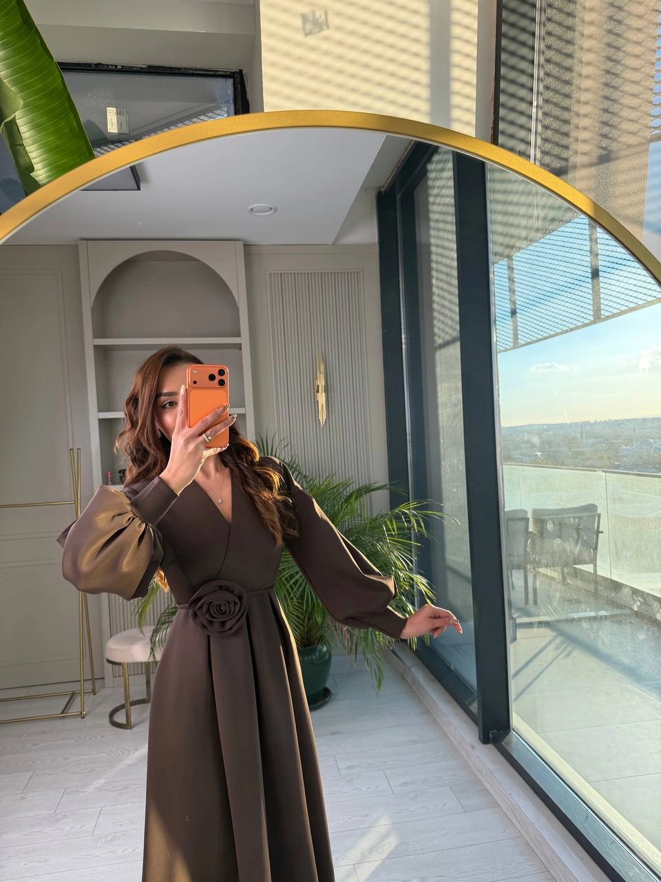 Kahverengi%20Gül%20Detaylı%20Scuba%20Kumaş%20Elbise