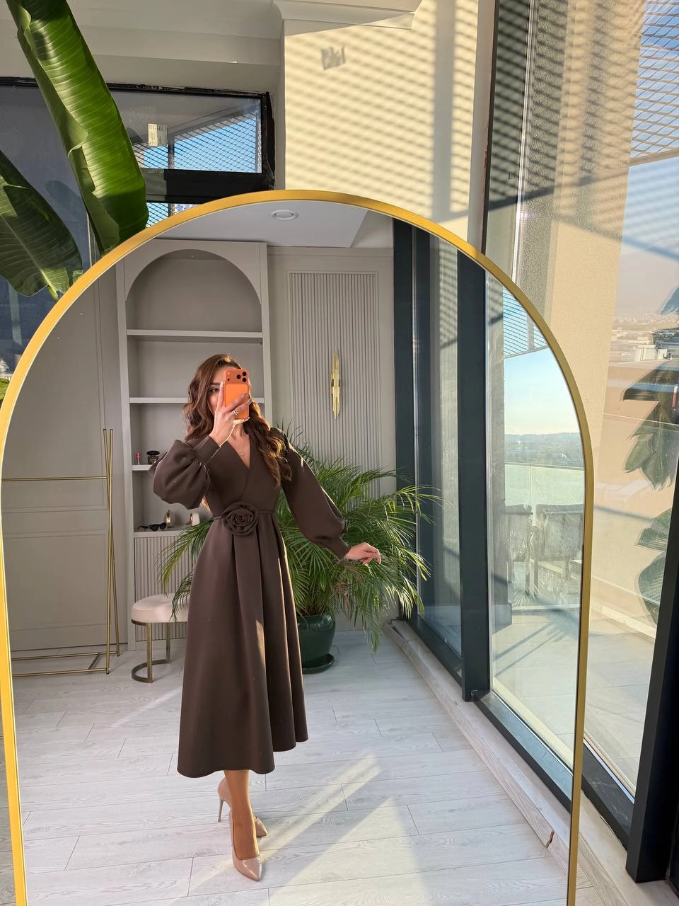 Kahverengi%20Gül%20Detaylı%20Scuba%20Kumaş%20Elbise