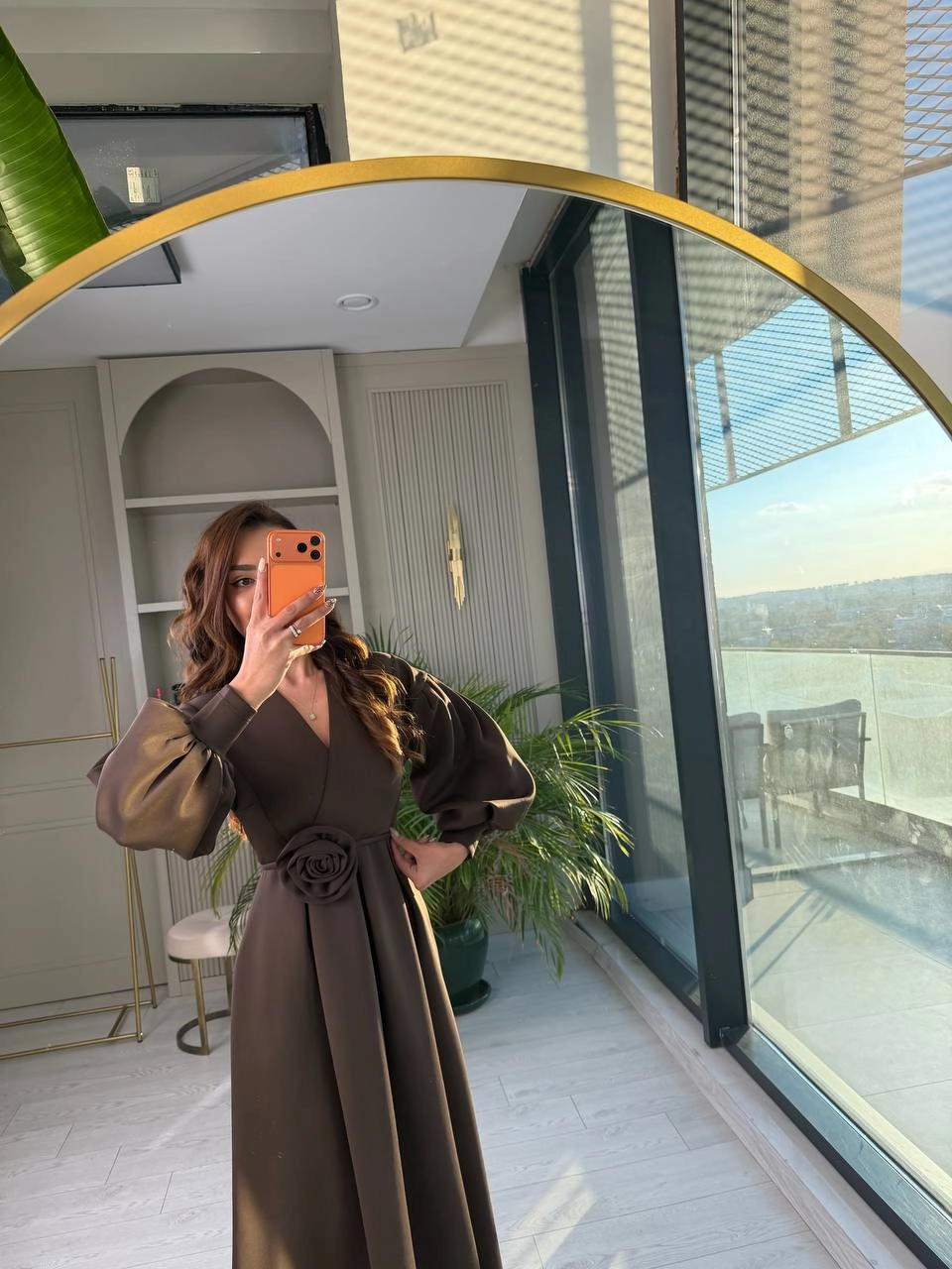 Kahverengi%20Gül%20Detaylı%20Scuba%20Kumaş%20Elbise