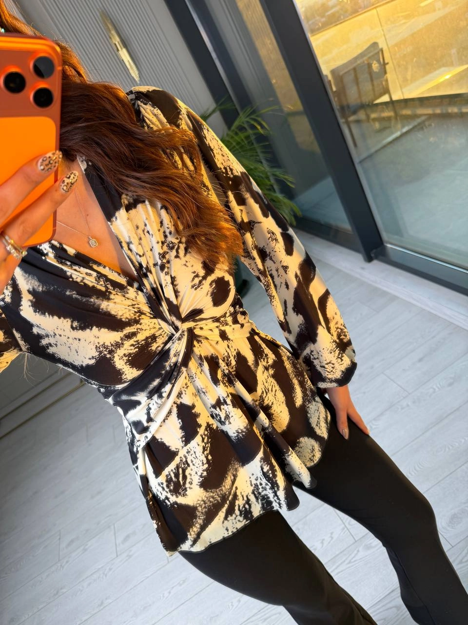 Siyah%20Desenli%20Düğüm%20Detaylı%20Likralı%20Bluz