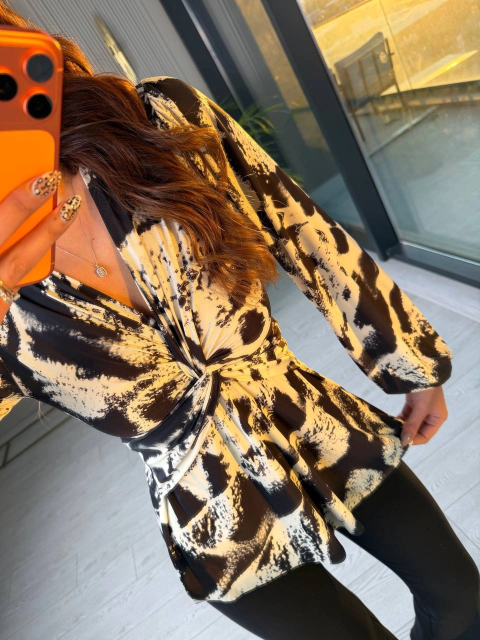 Siyah%20Desenli%20Düğüm%20Detaylı%20Likralı%20Bluz