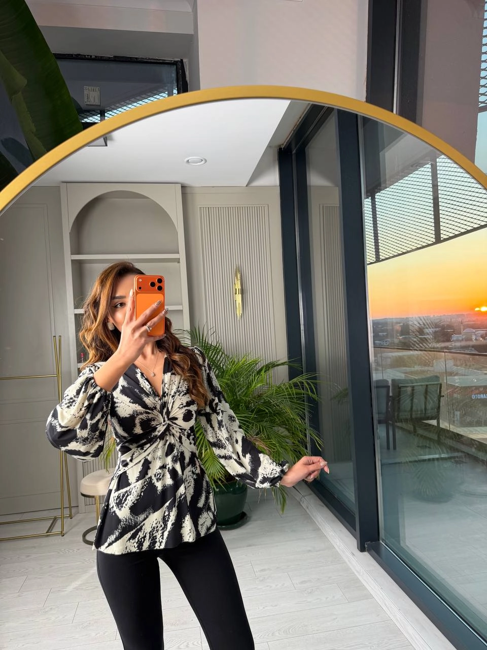 Siyah%20Desenli%20Düğüm%20Detaylı%20Likralı%20Bluz