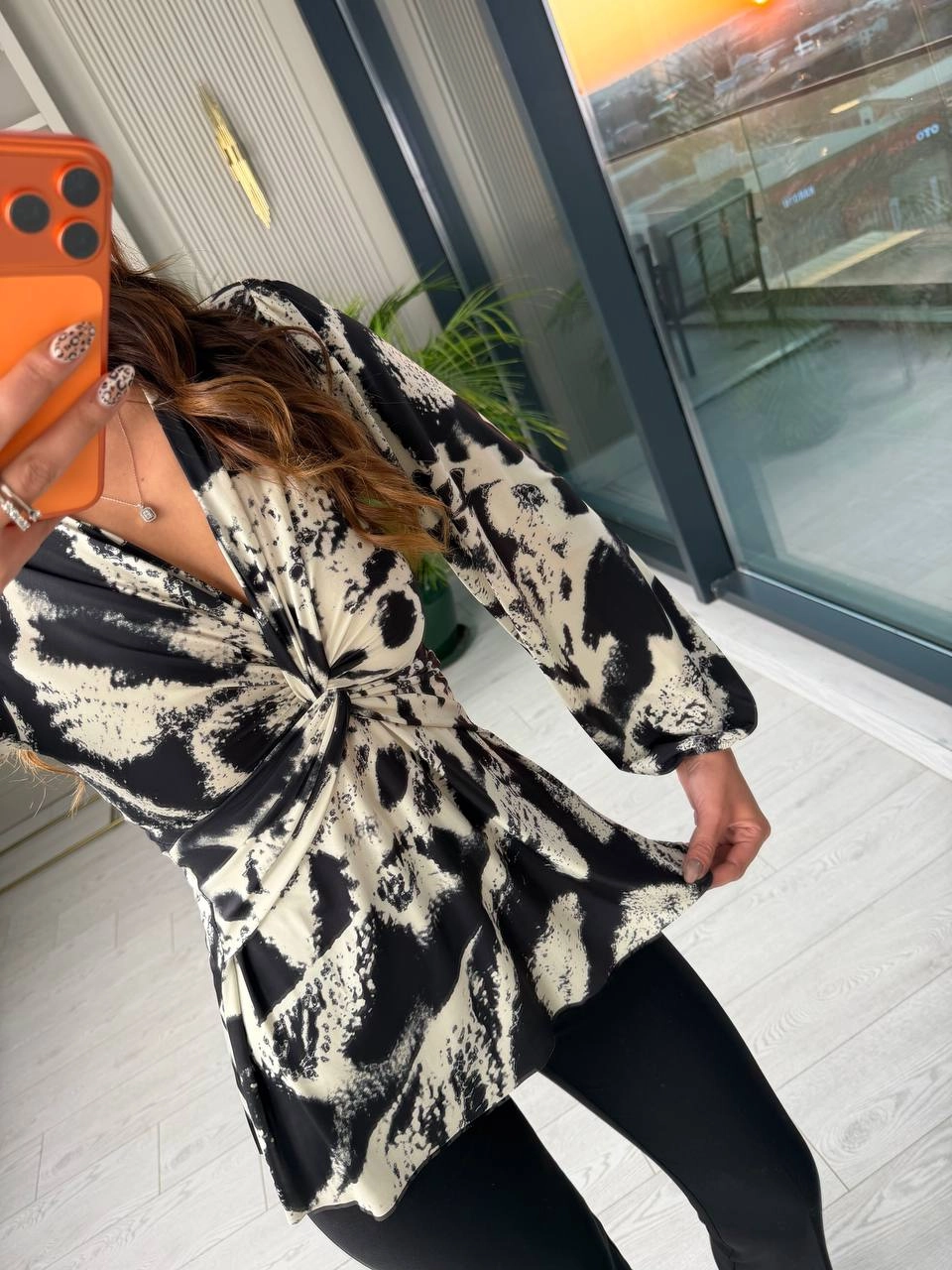 Siyah%20Desenli%20Düğüm%20Detaylı%20Likralı%20Bluz