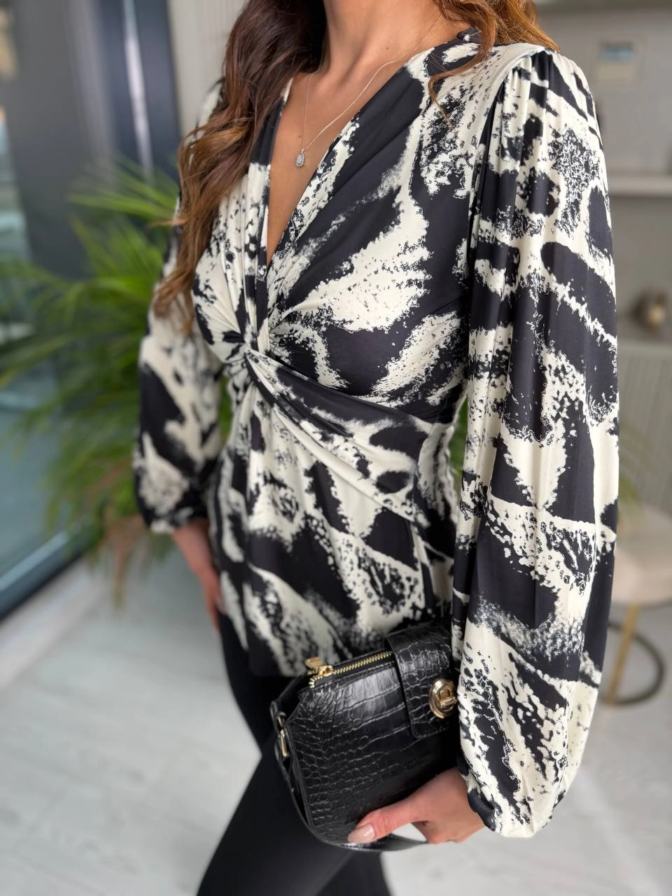 Siyah%20Desenli%20Düğüm%20Detaylı%20Likralı%20Bluz
