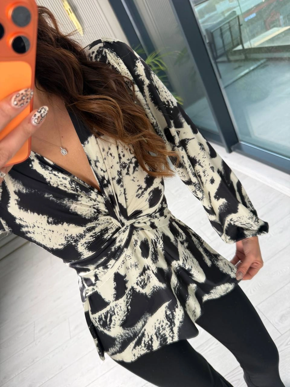 Siyah%20Desenli%20Düğüm%20Detaylı%20Likralı%20Bluz