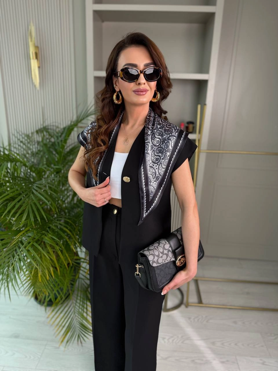 Siyah%20Fular%20Detaylı%20Atlas%20Kumaş%20Takım